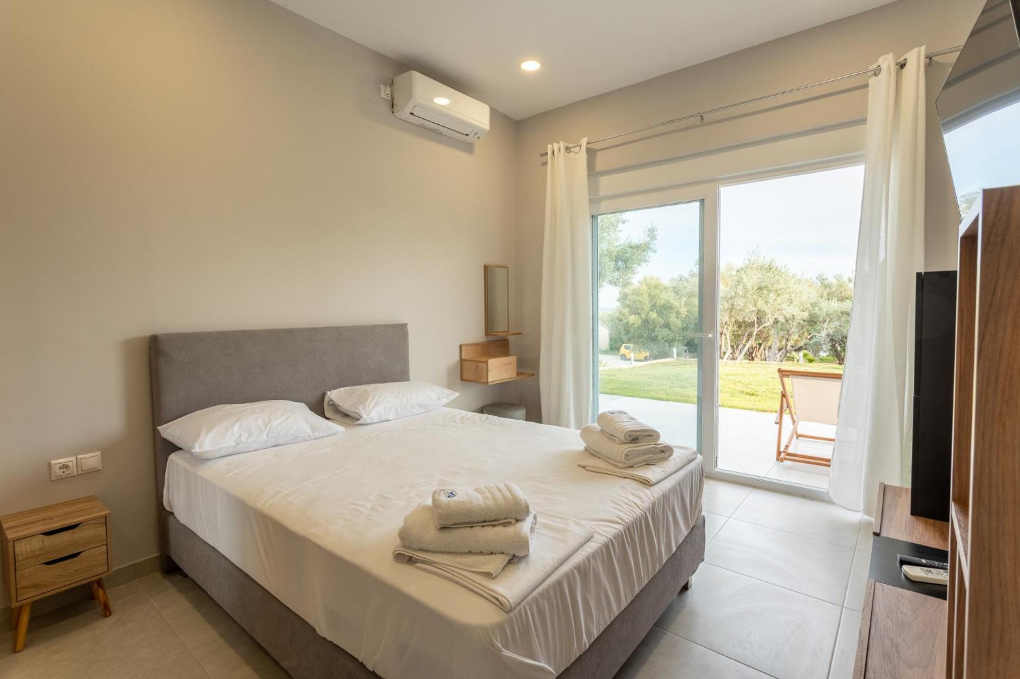 Blue Waves Luxury Suites By The Sea Plomari エクステリア 写真