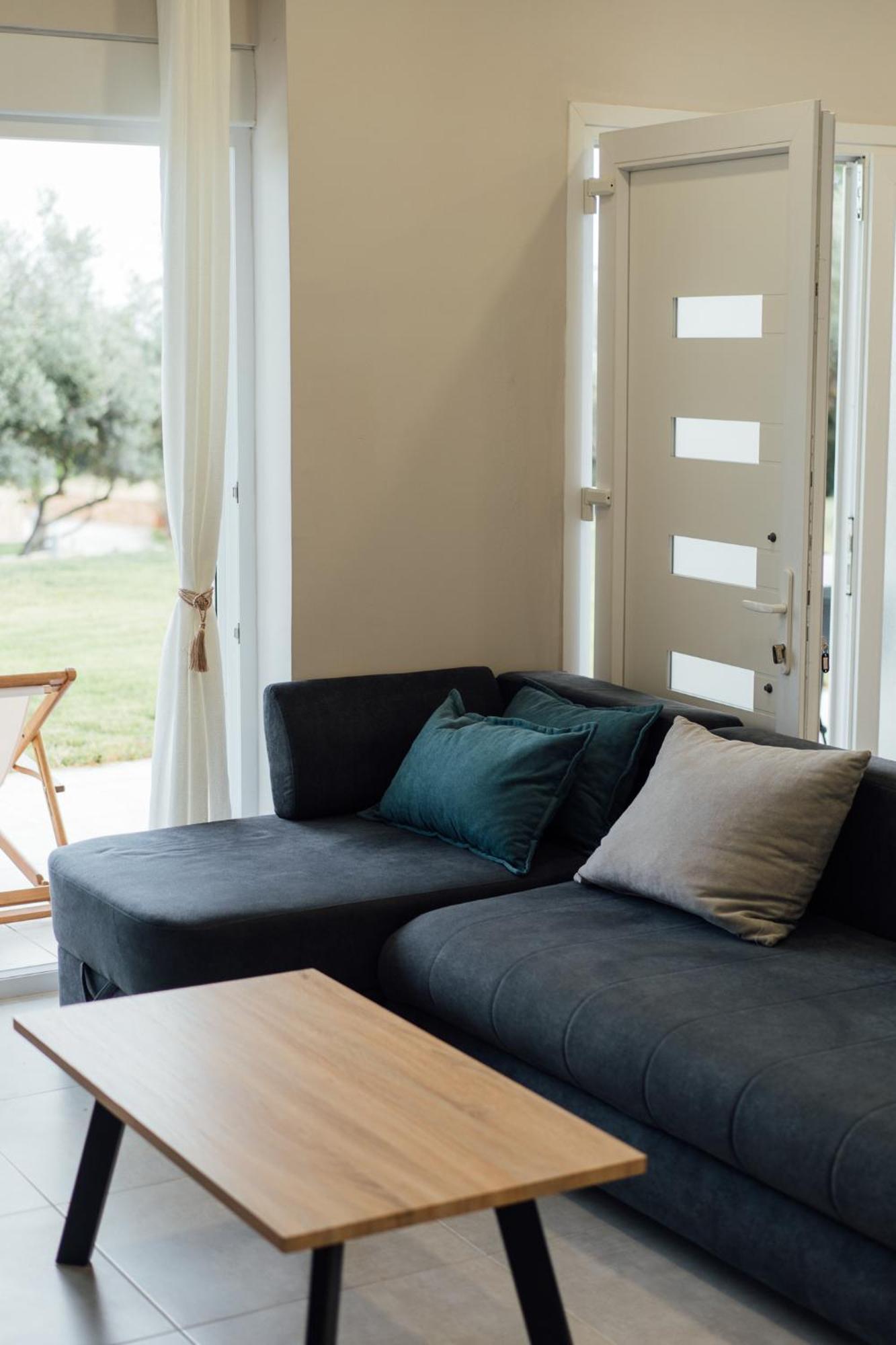 Blue Waves Luxury Suites By The Sea Plomari エクステリア 写真
