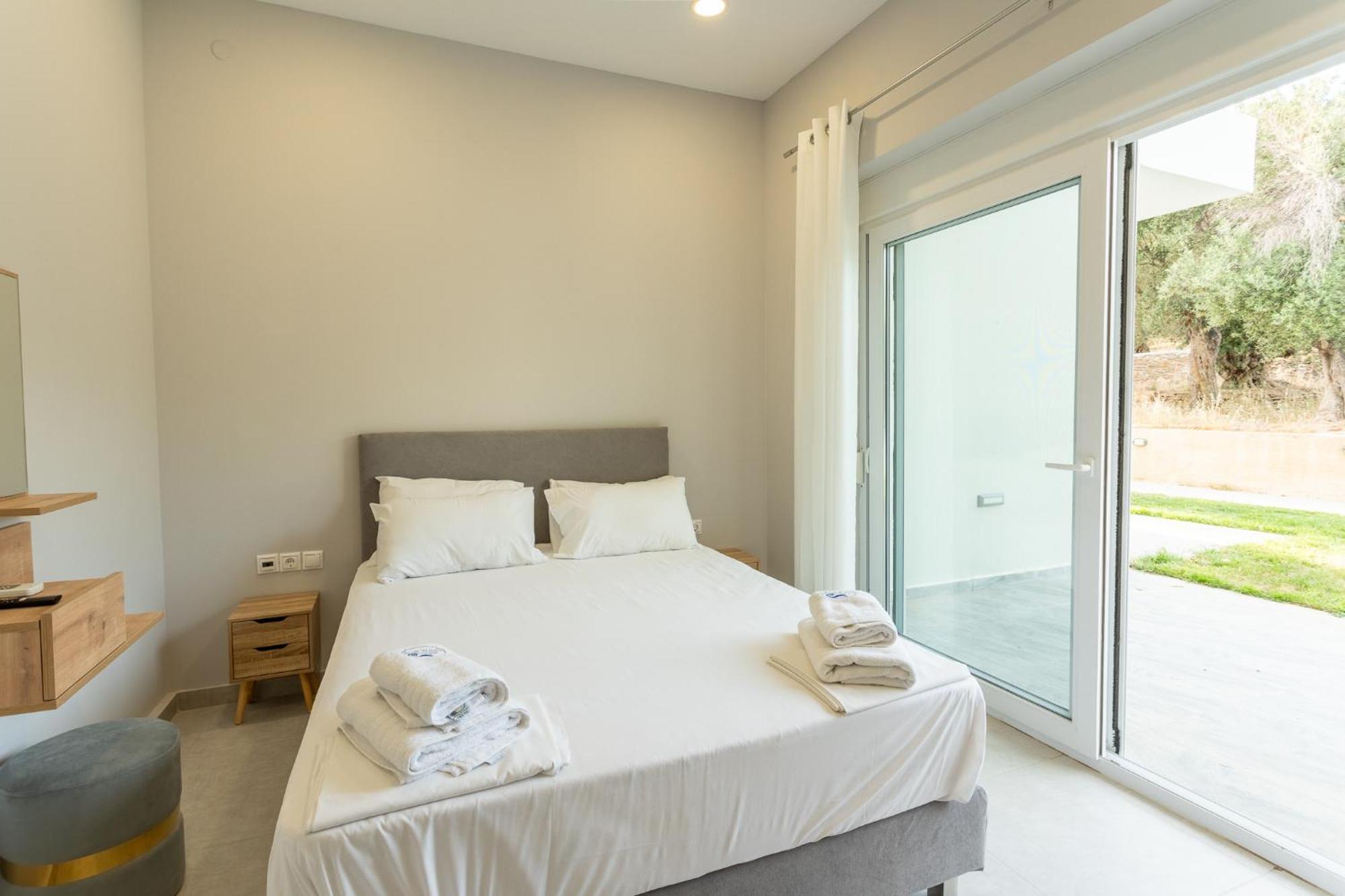 Blue Waves Luxury Suites By The Sea Plomari エクステリア 写真
