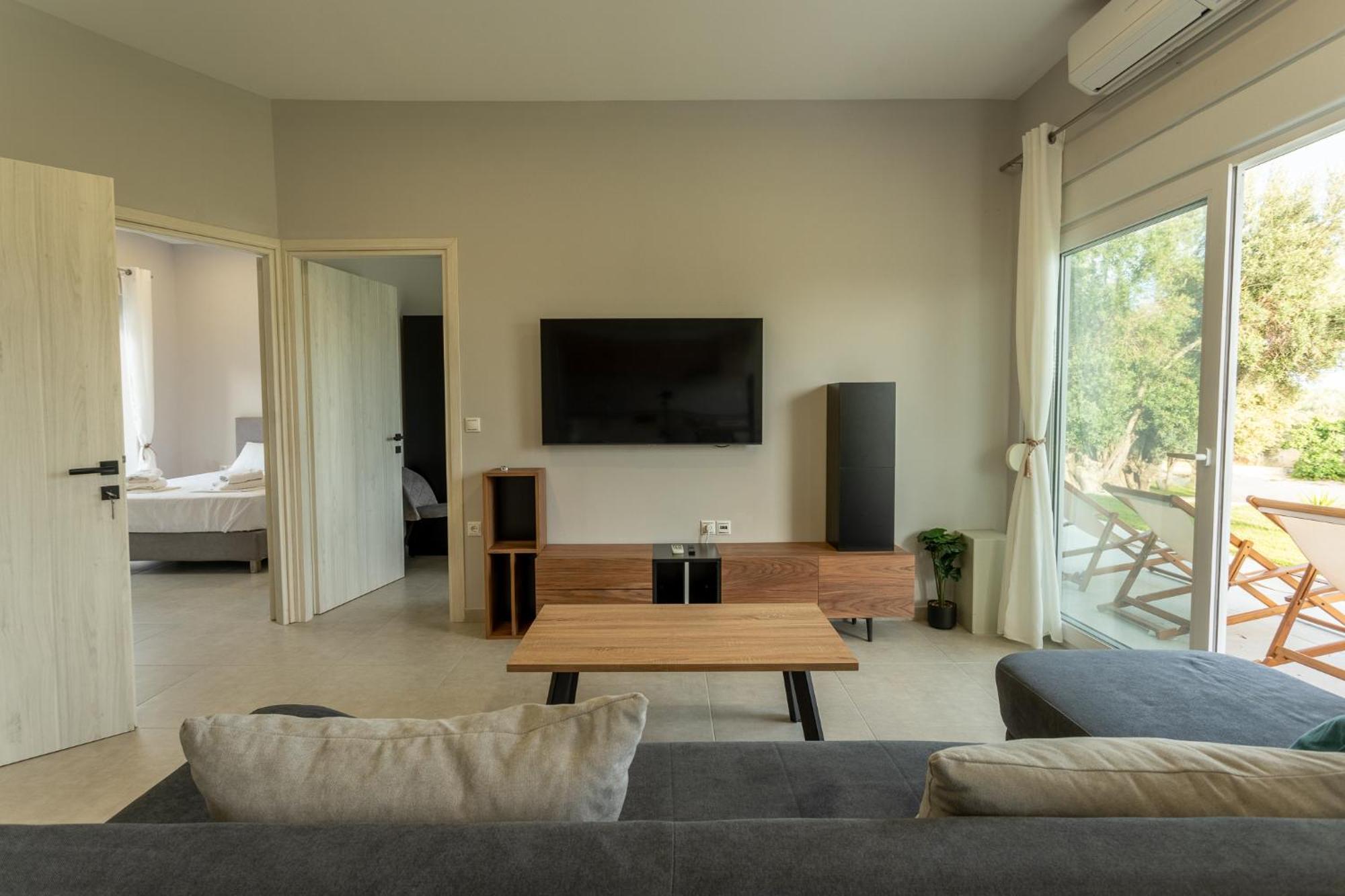 Blue Waves Luxury Suites By The Sea Plomari エクステリア 写真