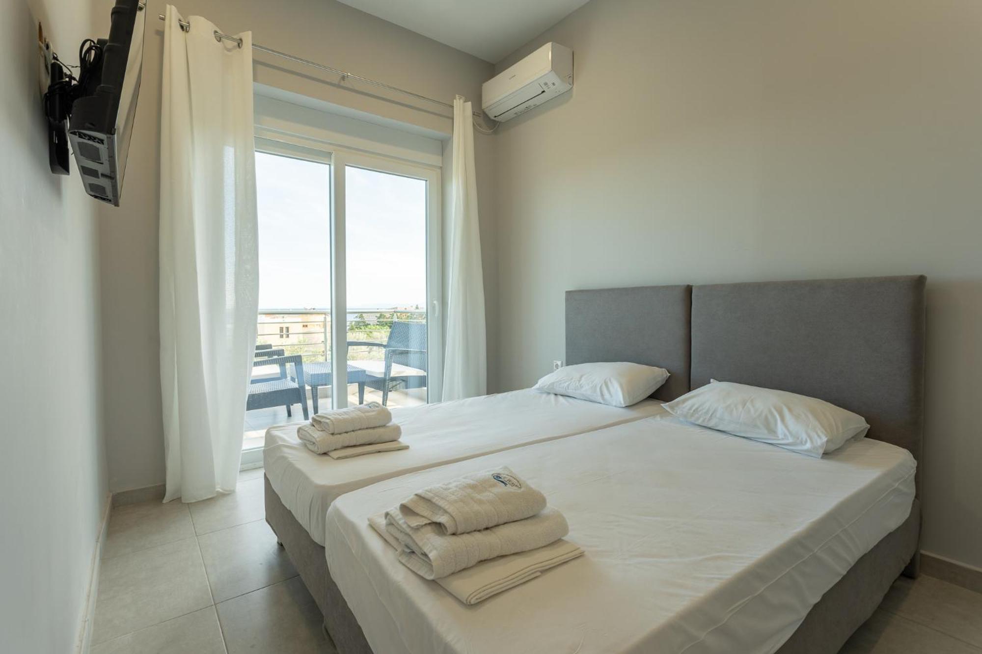 Blue Waves Luxury Suites By The Sea Plomari エクステリア 写真