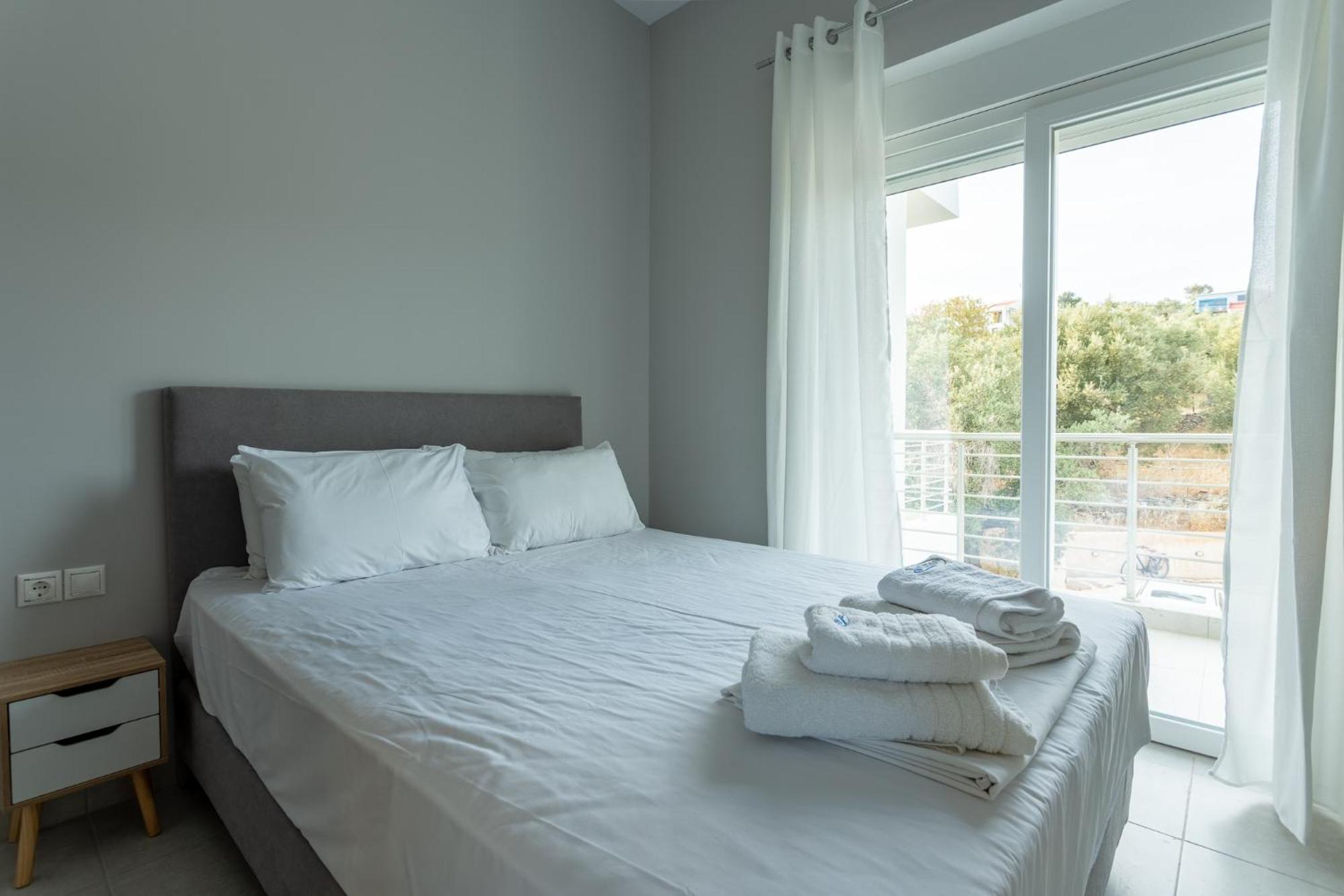 Blue Waves Luxury Suites By The Sea Plomari エクステリア 写真